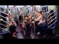 Танцы в Нью-Йоркском метро.