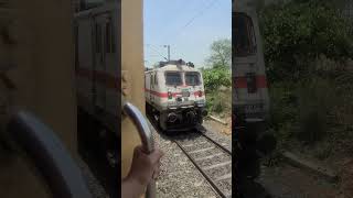 Crossing by 12322 Mumbai Howrah Mail Express Train - Indian Railway