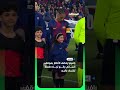 رافينيا يخطف الأنظار بموقف انساني رائع تجاه طفلة ترتجف بالبرد