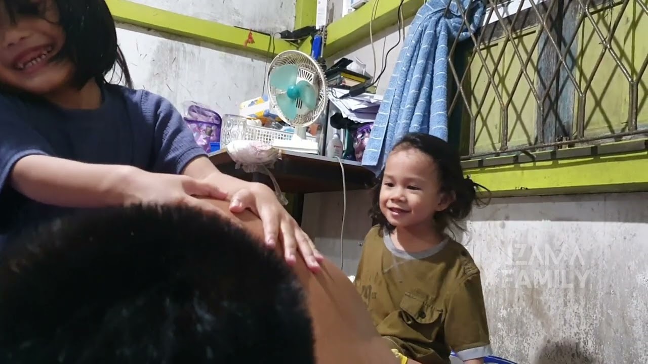 Aina dan Rania bermain bersama ayah