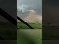 Un grupo que corre tras un Tornado persiguiendo......