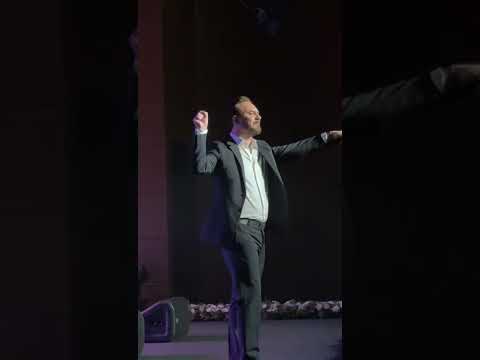 وائل جسار يبدع علي خشبة مسرح جامعة مصر في أغنية غربيه الناس