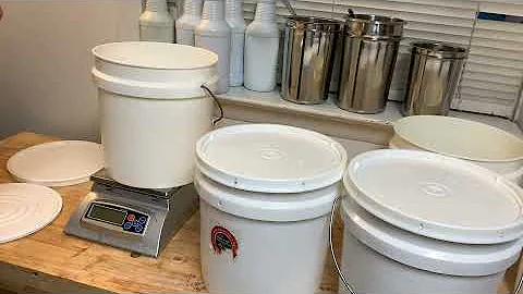 What container do I use to mix lye? Mixing a lye solution (sodium hydroxide) for soap making
