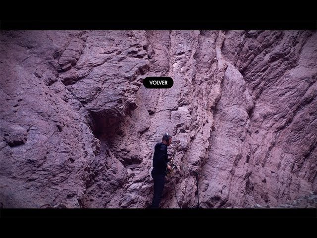 Regarder le vidéoclip de {trackName} par {artistName}