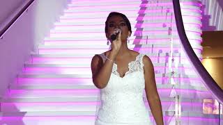 Casamento César Rocha e Thaisa Alcantara - Entrada da noiva cantando Ainda Bem - Thiaguinho