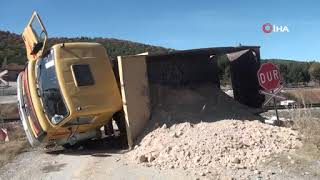 Afyonkarahisar’da tren hafriyat kamyonuna çarptı! Resimi