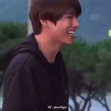 Salah satu momen jimin,v,dan Jungkook membuka tutup botol menggunakan kaki 🤣