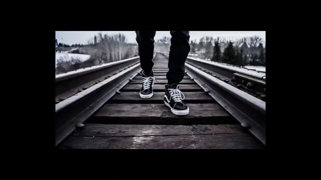 Снова уезжаю из родного дома я. Снова уезжаю из родного дома. Песня снова день снова ночь. Песня она одна ждет. Снова уезжаю из родного дома.