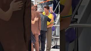 Nicholas Galitzine Camila Mendes e o diretor Travis Knight vieram ao Brasil