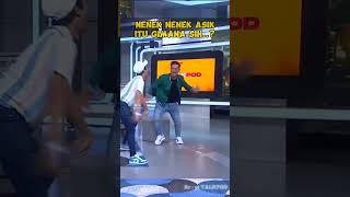 Nenek Nenek A Itu Pake Kaos Payung Teduh