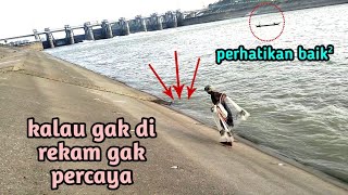 VIRAL..!! jala ikan di bawah pintu air Bendung gerak ternyata banyak ikannya || Fishing Nets