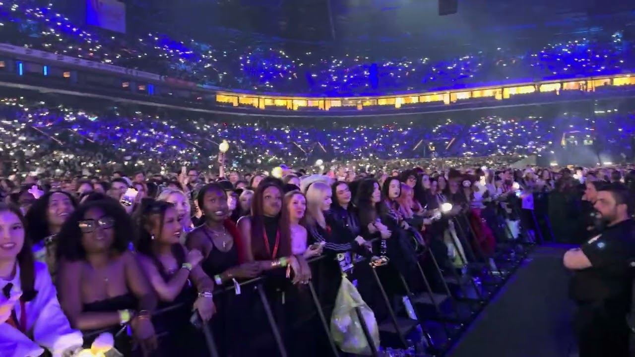 ATEEZ (에이티즈) in Paris 20250222 - Another FANCHANT (BREAK THE WALL!) - VIP Ultimate [FANCAM 4K60 HDR]