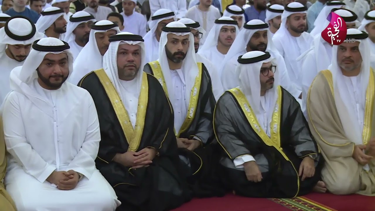 حمد الشرقي يؤدي صلاة عيد الفطر المبارك بحضور ولي العهد في جامع الشيخ زايد بالفجيرة