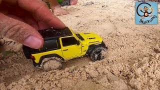 Дети и машинки игрушки. Даня и Дина играют в песке. МанкиТайм Дети и машинки игрушки. Даня и Дина играют в песке. МанкиТайм