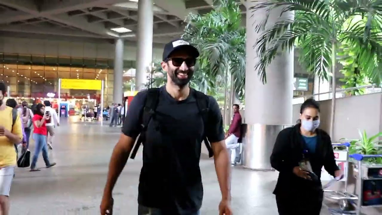 Aditya Roy Kapoor Spotted At Airport 1