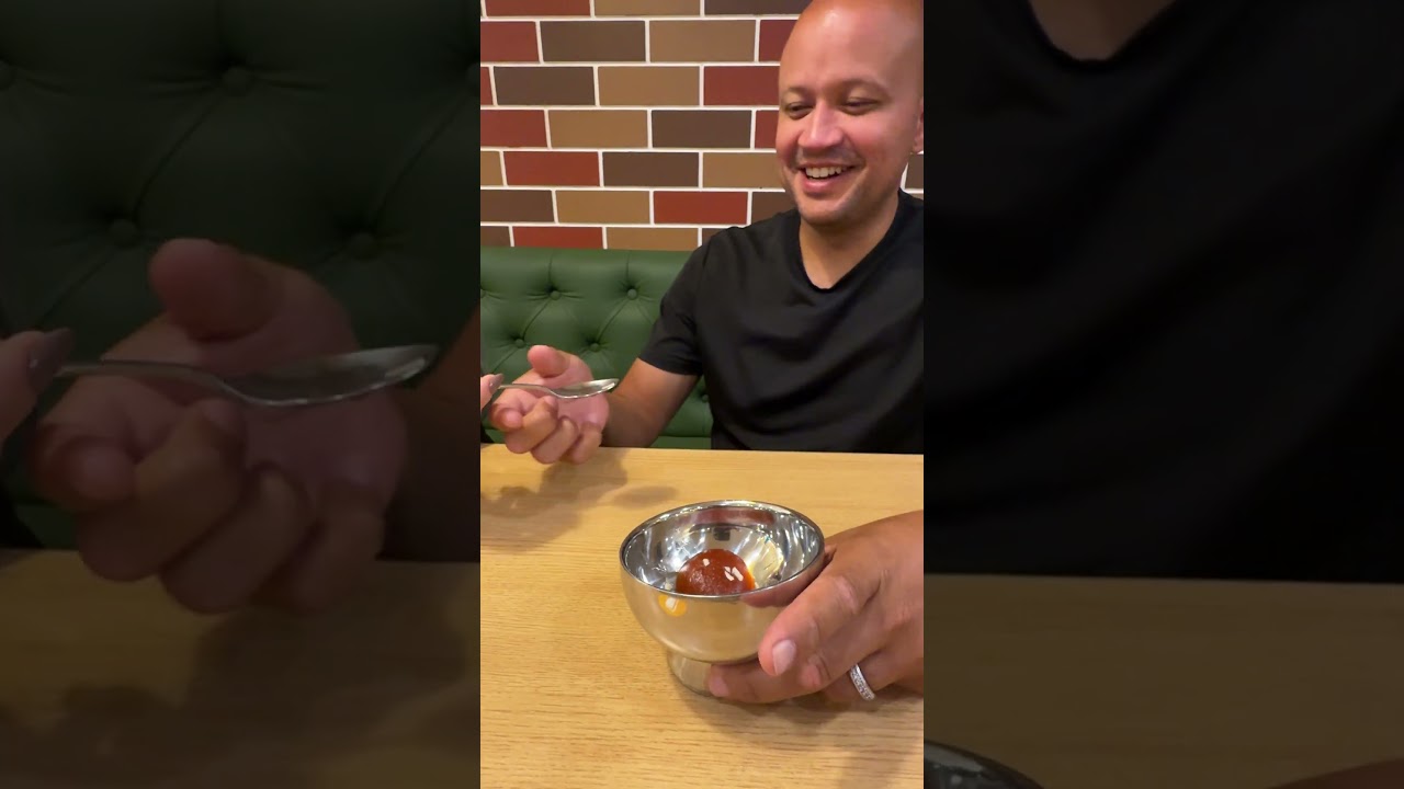 Aquí probando julab jamun 