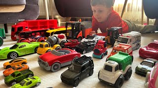 Ali Eymen Arabalarıyla Oynuyor | Tüm oyuncaklarımızı döktük