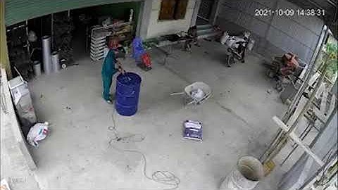 Thùng phuy phát nổ kinh hoàng, người đàn ông thoát chết khó tin