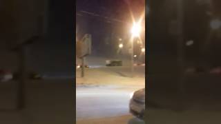 В Уфе пассажиры толкают пазик в подъем на ТЦ В Уфе пассажиры толкают пазик в подъем на ТЦ