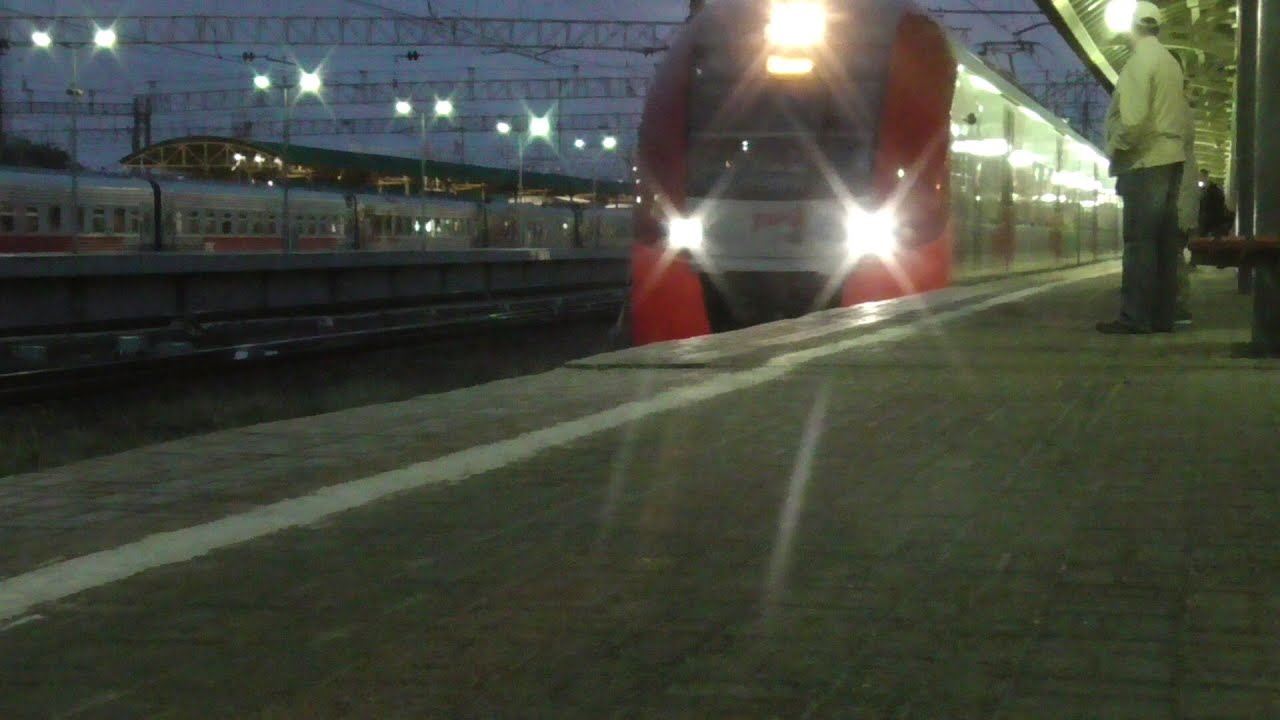 Скорый поезд прибыл в москву. Курский вокзал поезда. Курский вокзал перрон. Эп20 Курский вокзал. Курский вокзал вечером.
