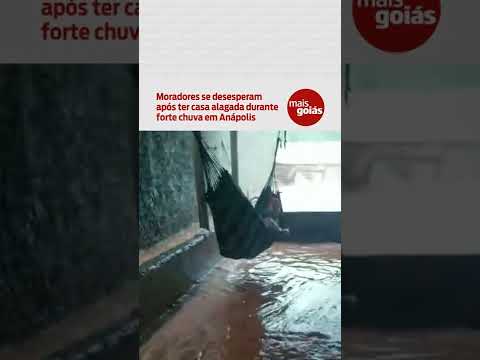 Moradores se desesperam após ter casa alagada durante forte chuva em Anápolis