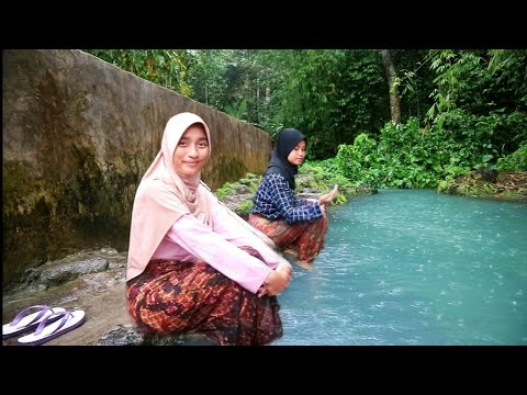 NEKAT..!! Gadis Desa Cantik Mandi Saat Hujan Dimata Air Alami || Dingiin Seperti Air Kulkas