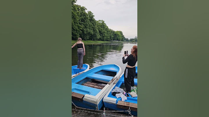 Mädels springen einfach mit Kleid ins kalte Wasser 💧🐬