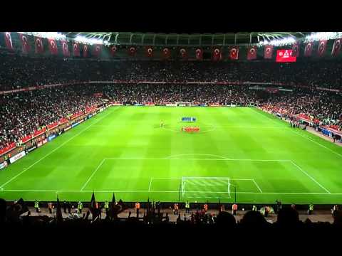 الجمهور التركي يهتف يا الله بسم الله الله أكبر خلال دقيقة صمت على ضحايا هجمات باريس