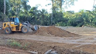 CORTANDO E ATERRANDO PLATÔ COM PÁ CARREGADEIRA JCB426ZX 