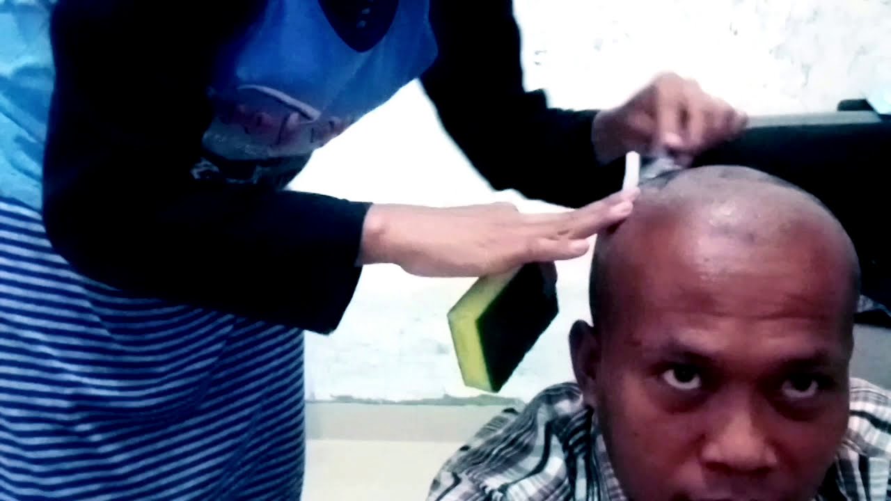 seorang istri potong rambut suami  botak licin ( gundul )