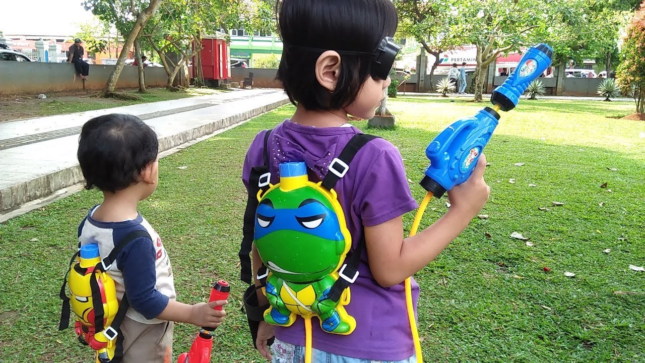 Main Perang Perangan Dengan Super Water Gun Kura Kura Ninja Dan Ironman Youtube