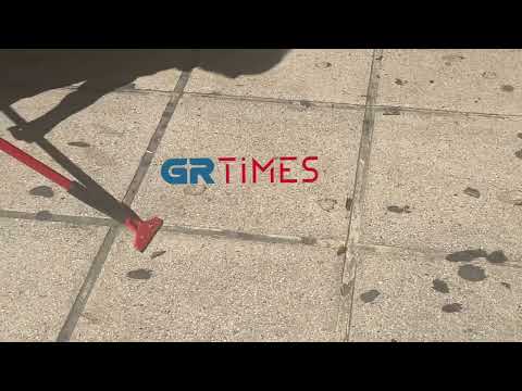 «Επιχείρηση»… τσίχλα στο κέντρο της Θεσσαλονίκης -Πολίτες τις αφαιρούν μετά από χρόνια
