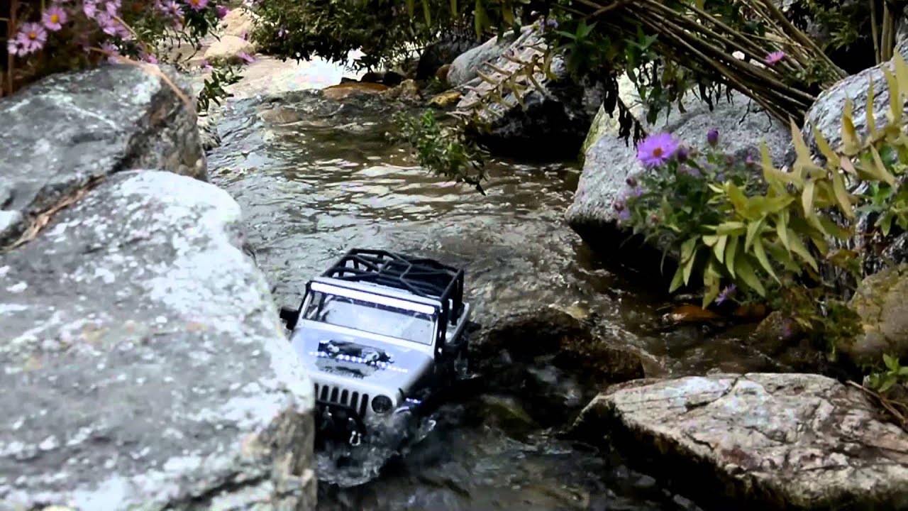 AXIAL JK SCX10 ALMOST STOCK SCALING A KOREAN STREAM.