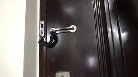 Chốt khoá cửa dây xích bảo vệ người già và trẻ nhỏ ở chung cư