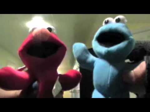 Vidéo: Quel âge Ont Elmo Et Ses Amis? (VIDÉO)