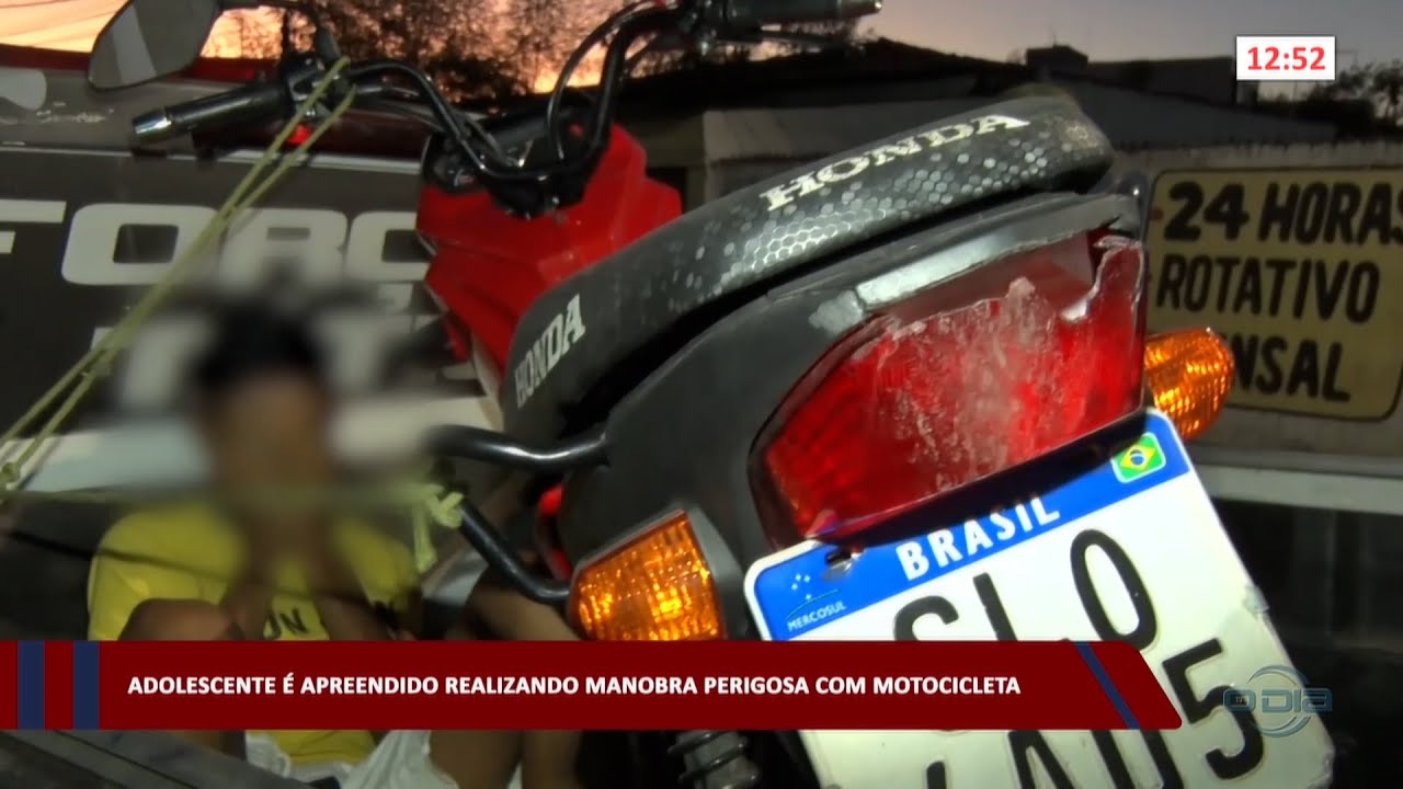 Adolescente é apreendido realizando manobra perigosa com motocicleta.