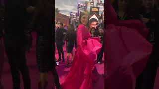 Yuridia en la alfombra Magenta de Premio Lo Nuestro