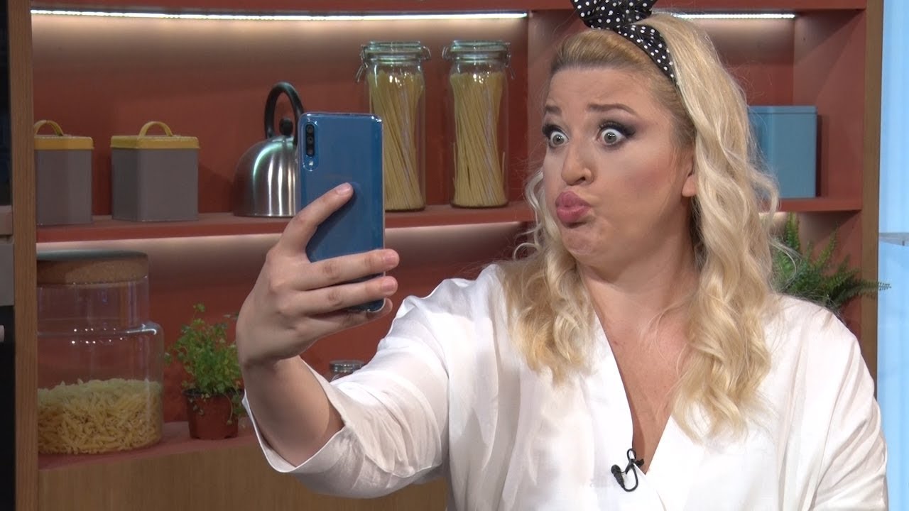 Voditeljka imitirala blogerke, a ovo što je uradila kada je podigla telefon je URNEBESNO