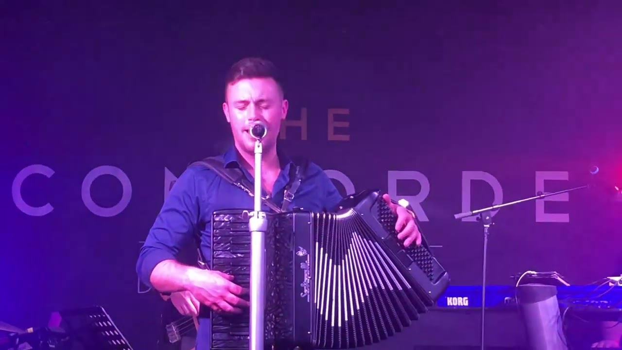 Nathan Carter singing “The Morning After” - Concorde Club, Eastleigh, 9.10.22.