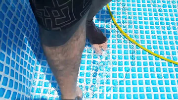 Como tirar as rugas da piscina inflável?