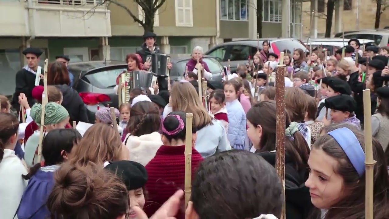 26/02/04 Agate Deunaren bezpera: Udarregi ikastolako LH-koen kalejira