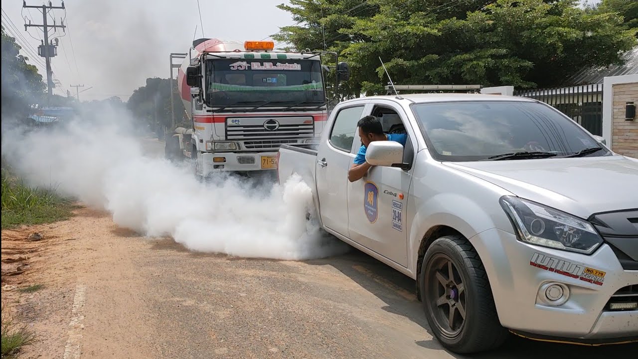 เอารถกระบะisuzu  1.9ลากรถสิบล้อโม่ปูนสตาร์ทไม่ติด