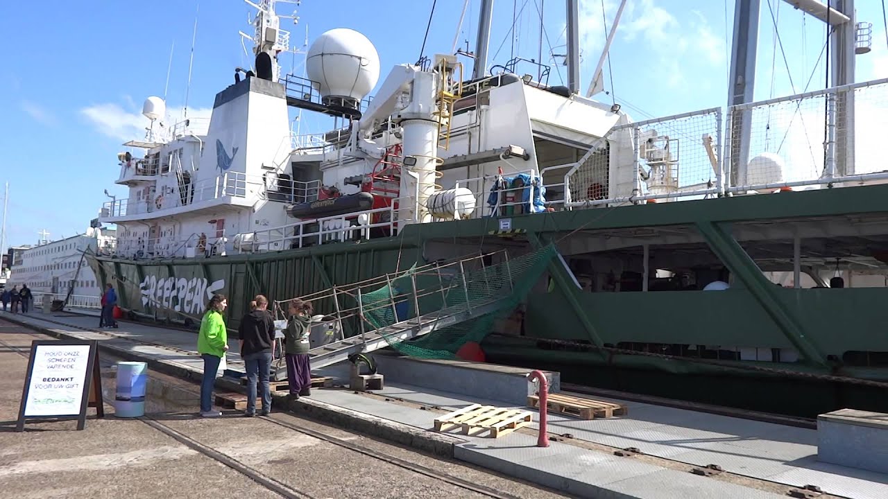 Actieschepen Greenpeace bij NDSM Werf