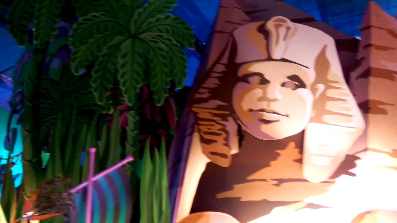 It's small world Disneyland paris 2016 HD