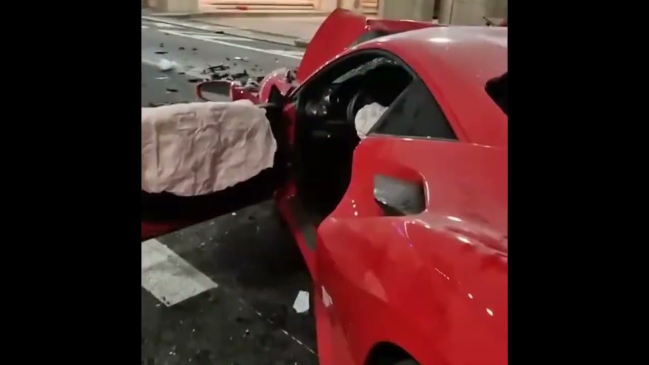 Montecarlo, Ferrari si schianta contro un muro: distrutta