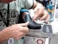 Costura manual na forma (hand sewn shoe)