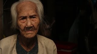 Mẹ già 92 tuổi nuôi con 60 tuổi tâm thần trong nhà 8 mét vuông, quá khổ