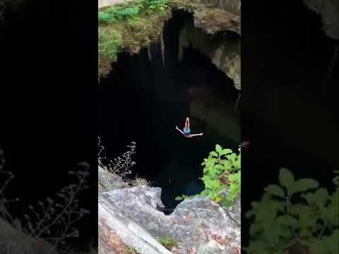 Прыжок в пещерное озеро /Jump into the cave lake /#shorts#lake