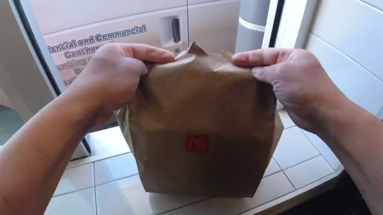 Взгляд из Макдоналдса. Немного занят в автокассе. Сегодня я выступаю с докладом.