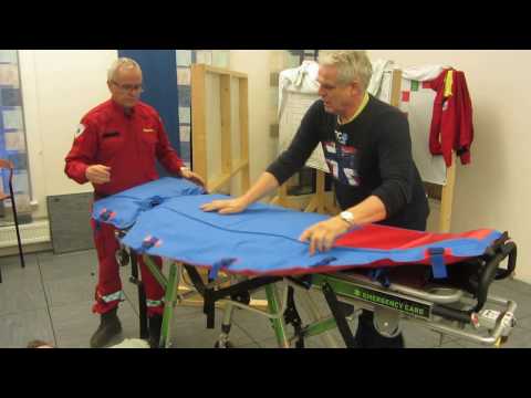 Vacuum mattress - preparing the mattress and lifting the patient to the stretcher.